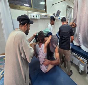 مواطنون ينقلون سبعة جرحى، بينهم أطفال، إلى مجمع ناصر الطبي في خان يونس، عقب غارة إسرائيلية استهدفت مدنيين في مخيم خان يونس جنوب قطاع غزة